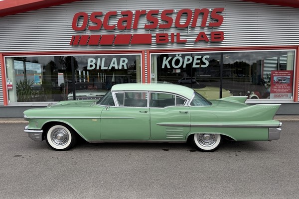 Cadillac Sedan Deville. V8. Automat. PS. PB.