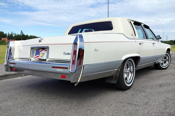 Cadillac BROUGHAM