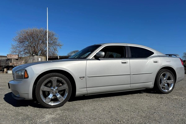Dodge Charger 5,7 V8 Hemi RT+