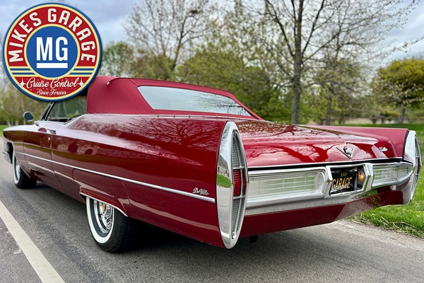 CADILLAC DEVILLE CONVERTIBLE ★ TRIPPELRÖD SKÖNHETSDROTTNING!