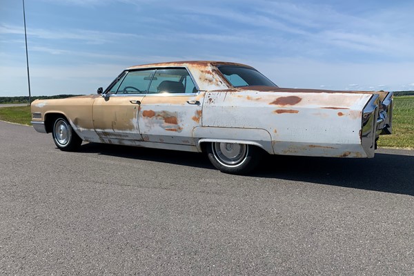 Cadillac Sedan DeVille