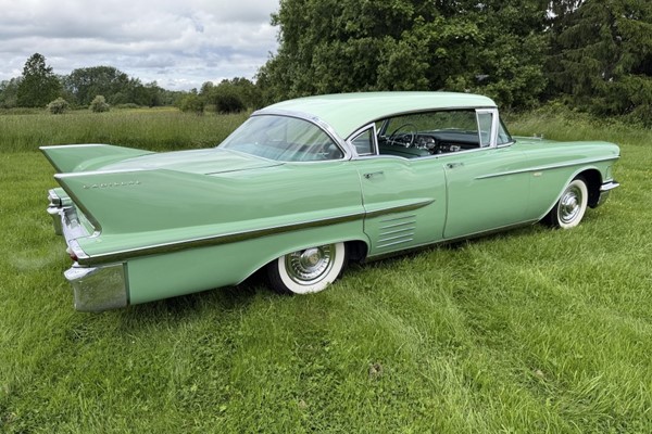 Cadillac Sedan Deville. V8. Automat. PS. PB.