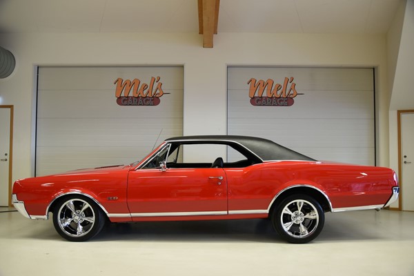 Oldsmobile Cutlass Supreme 2-dr HT