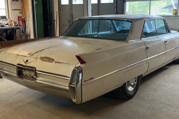 Cadillac Sedan de ville 4 window