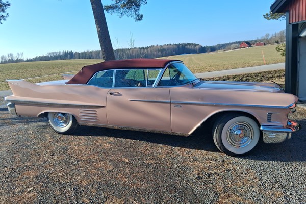 cadillac plus oldsmobile serie 62 cab och nintyeight cab