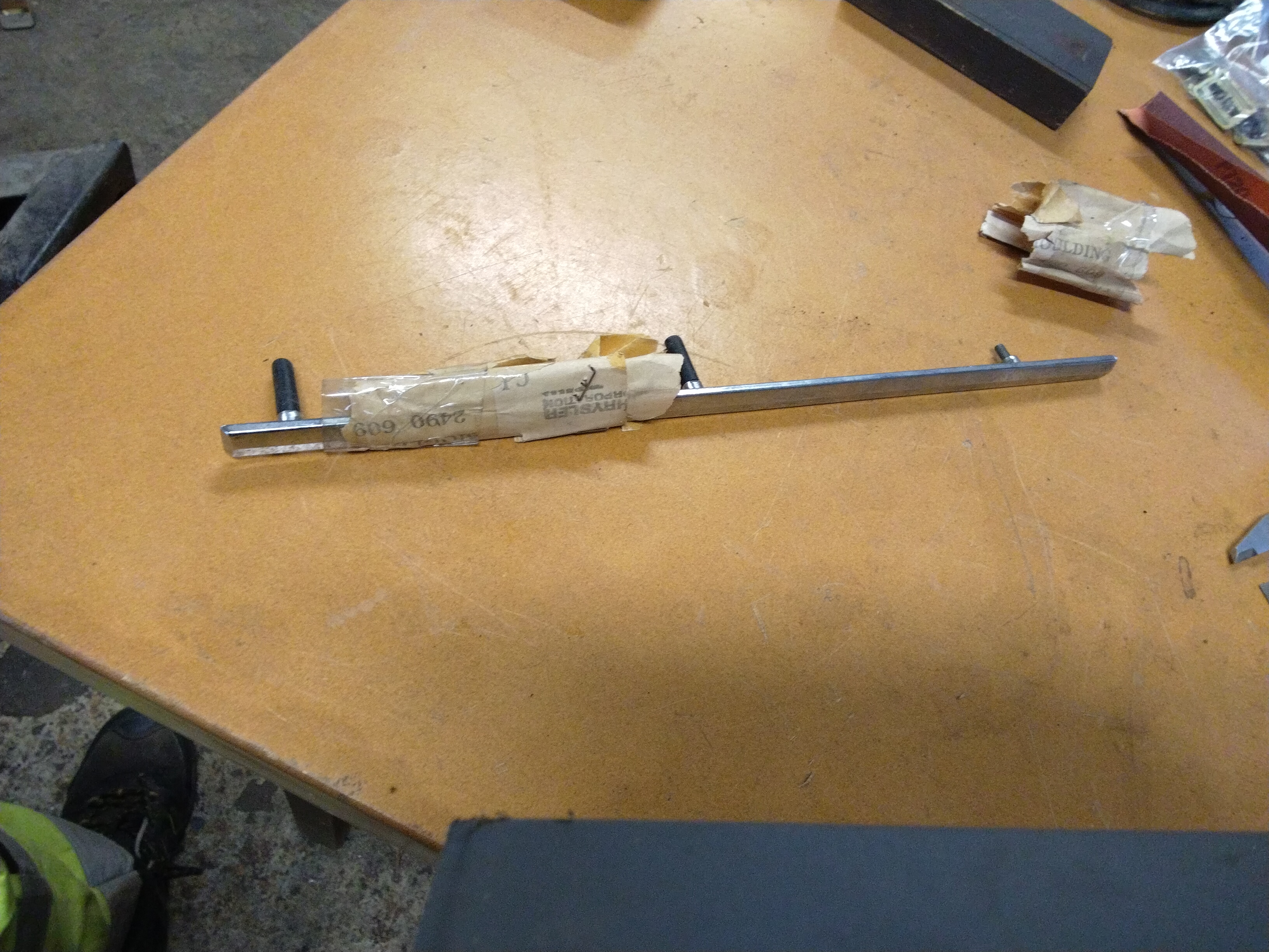 Mopar B body kromlist på lock till konsol 64-65