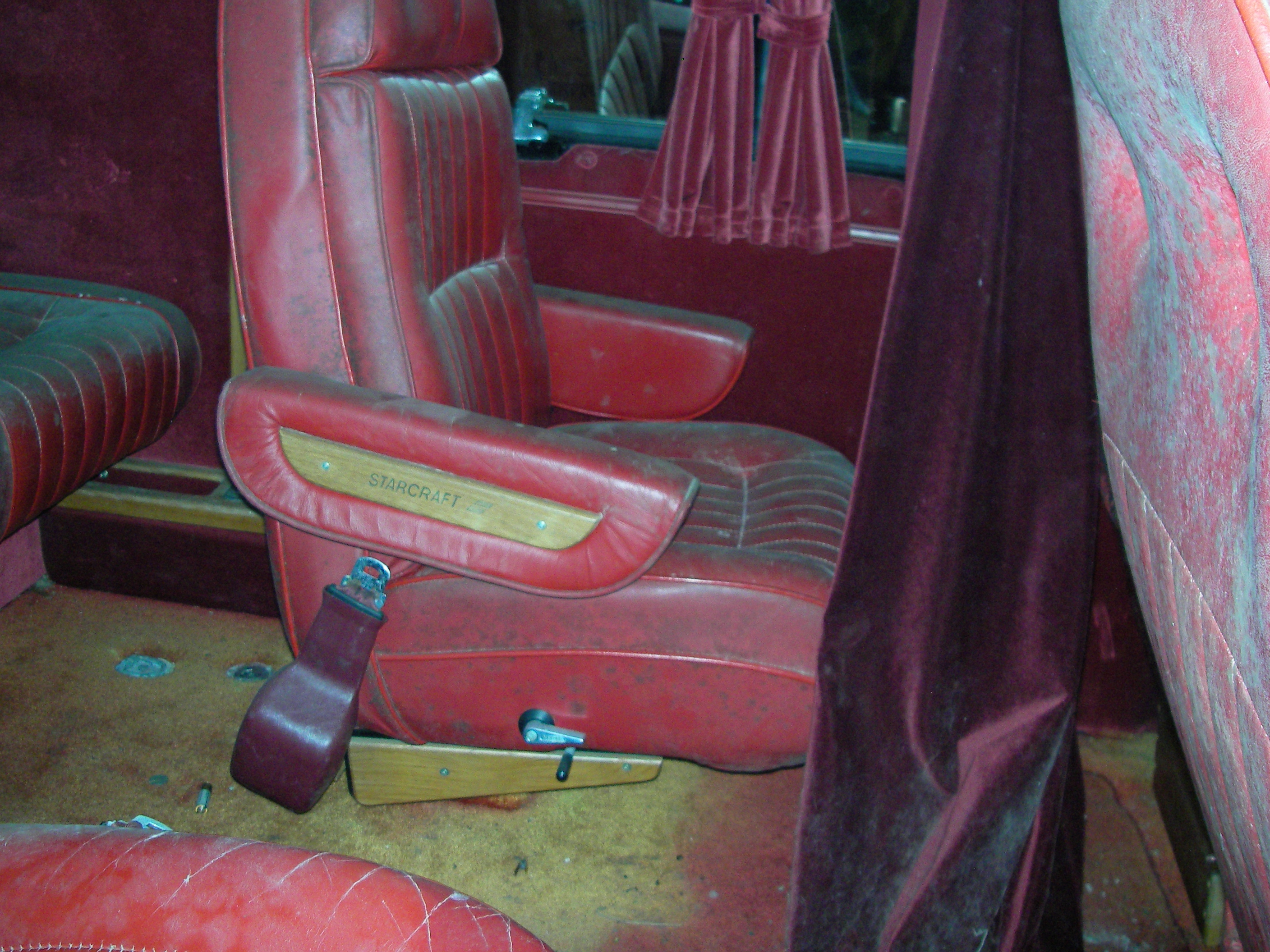 Röd Skinninredning Chevy LyxVan