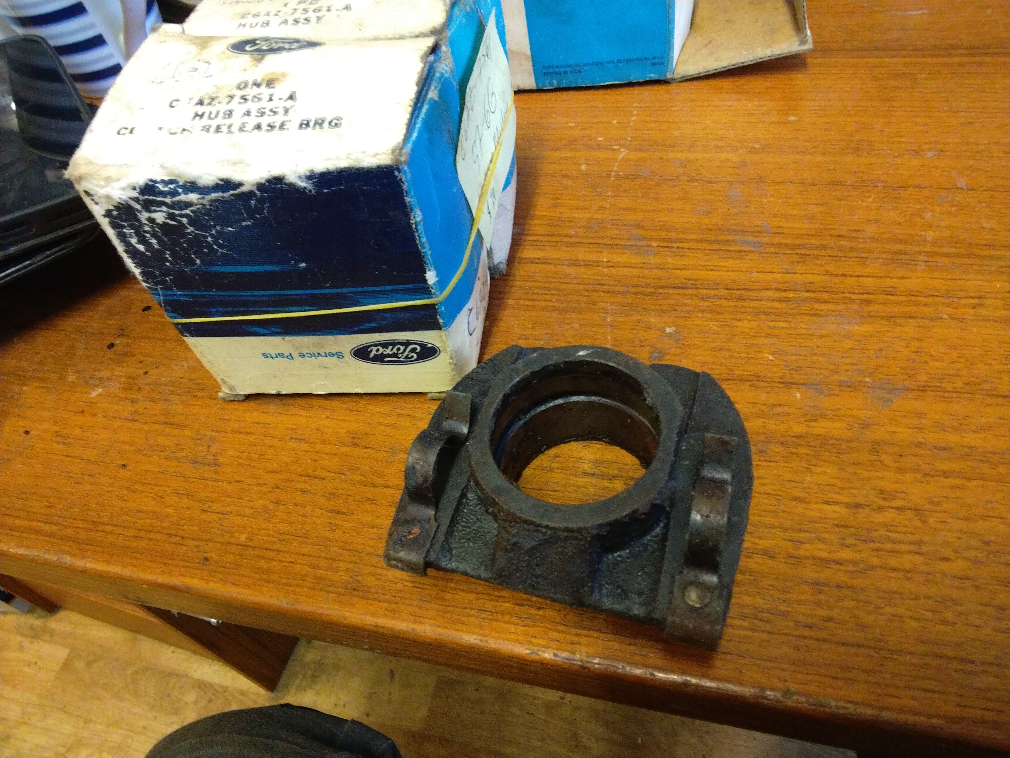 Ford hub för urtrampningslager