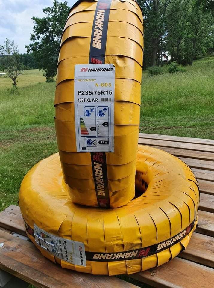 Däck med vit sida 15 tum