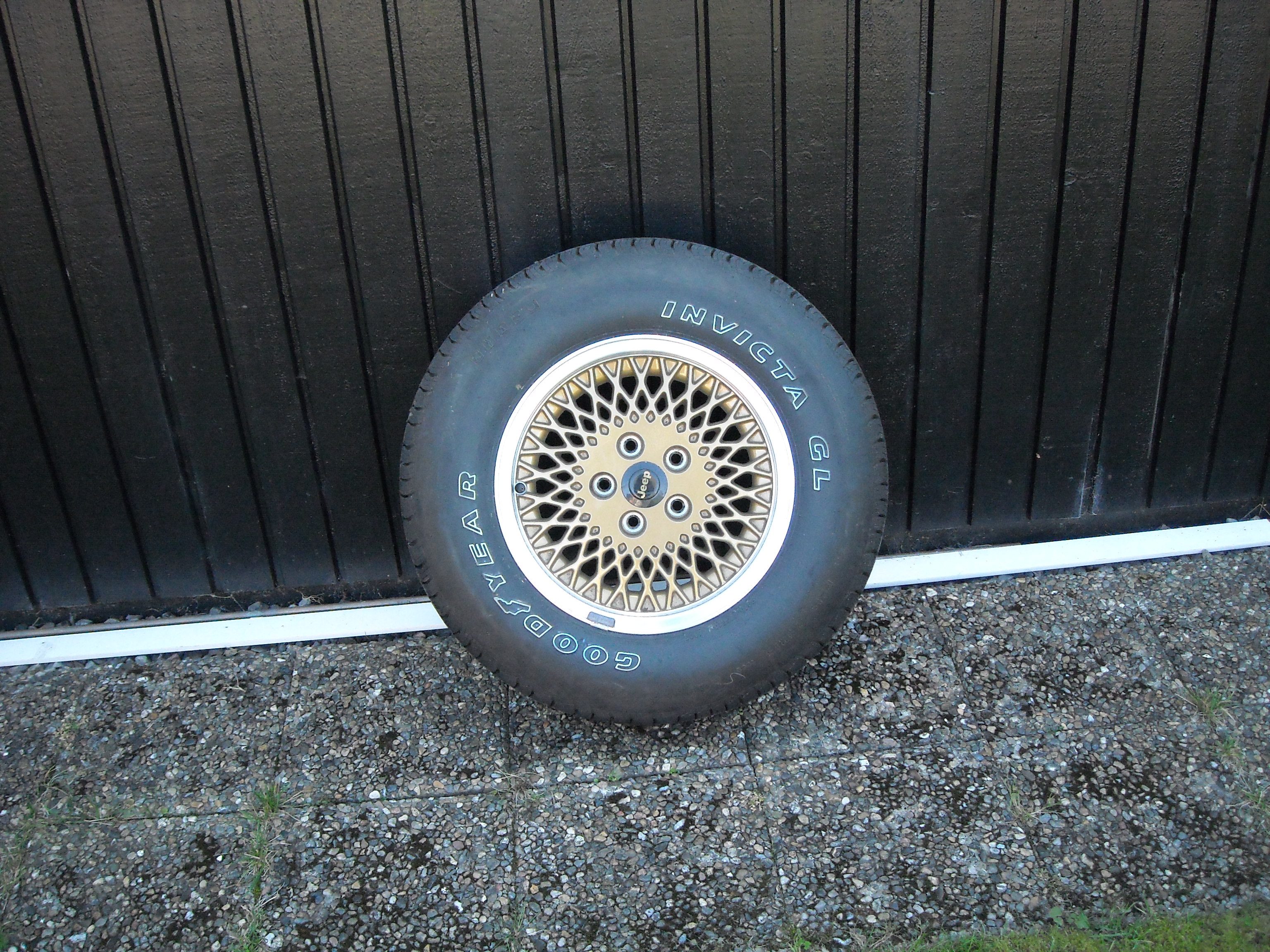 NY FÄLJ O DÄCK 215-75R-15 GOOD YEAR