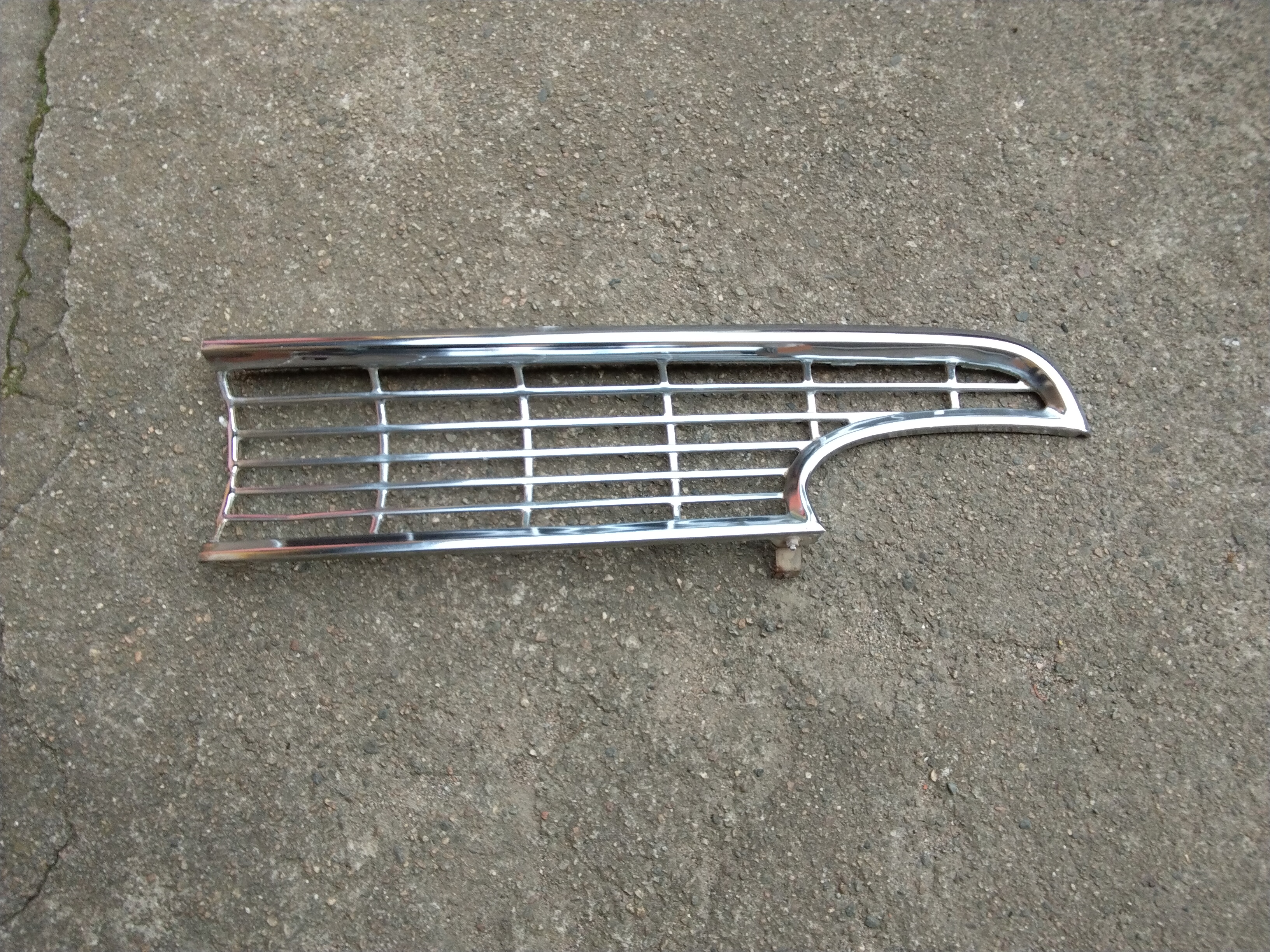 56 Ford grillhallva vänster