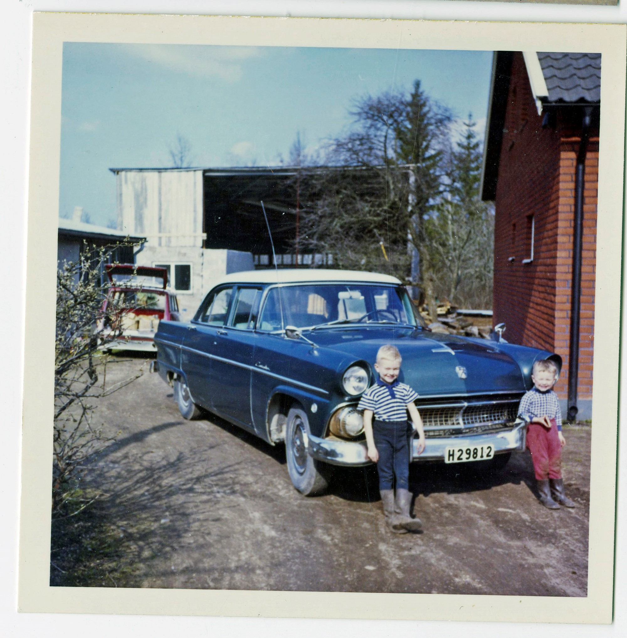 Bilintresset ligger i blodet. Anders till höger poserar med sin äldre brorsa vid pappas Ford Customline från 1955.