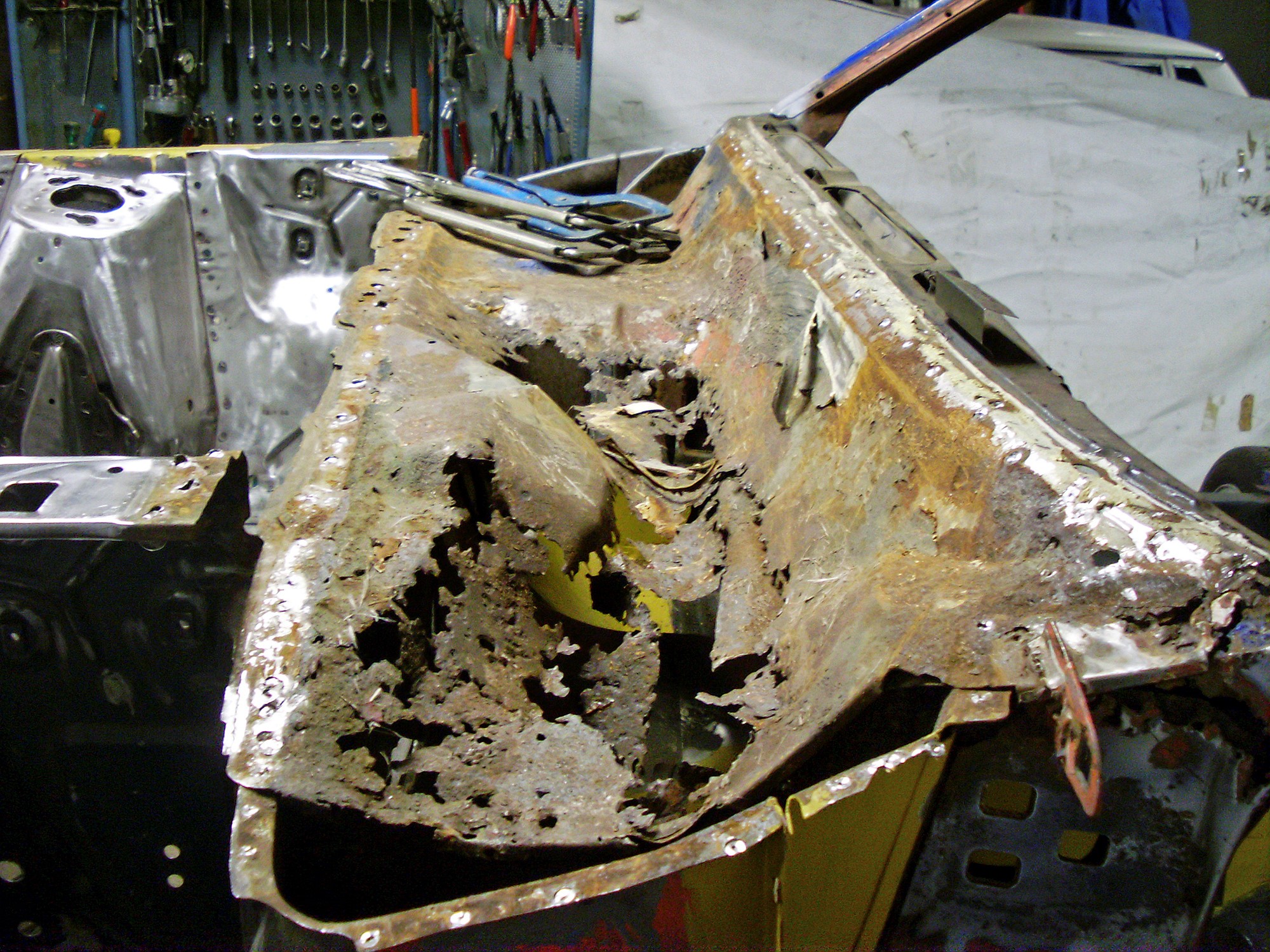 Luftintaget framför vindrutan är ett välkänt rostställe på Mustanger. Det är bara att lyfta på plåten och bygga nytt innanför!