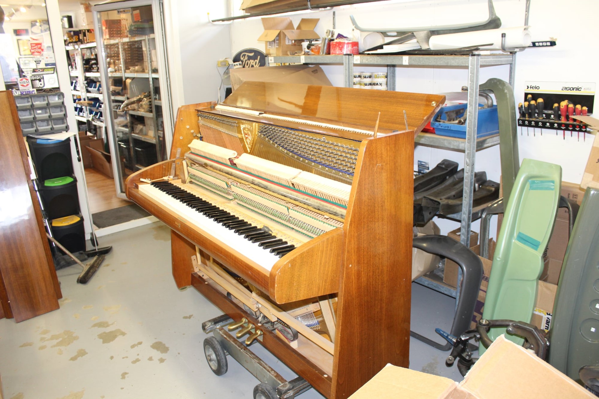 Och mitt i alltihopa står ett PIANO. Är man pianostämmare i grunden så är man