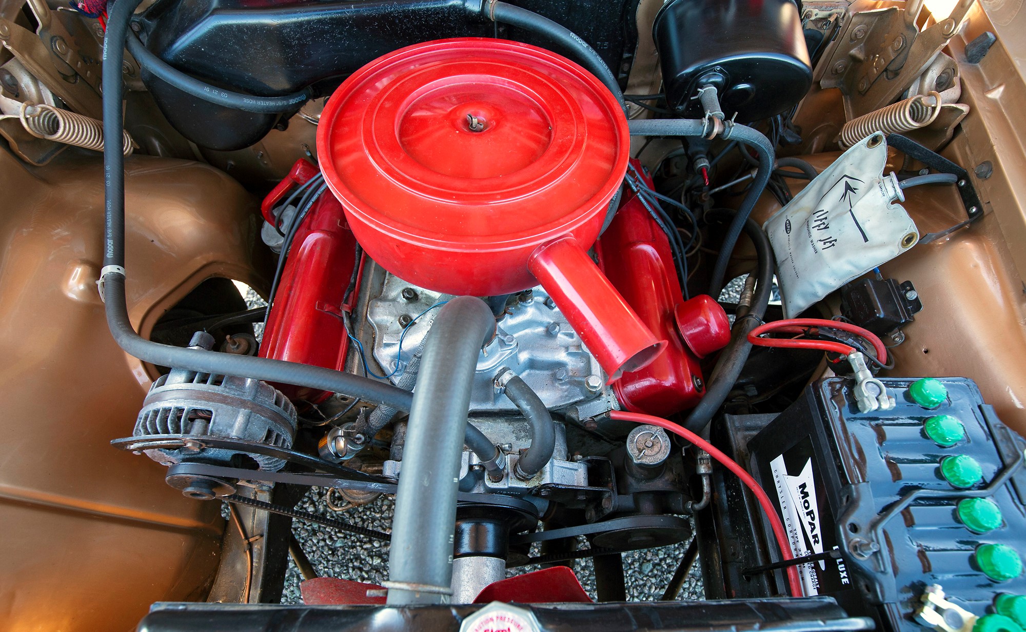 Furyn har kvar den ursprungliga 318-motorn som har renoverats. Automatlådan låg bredvid bilen när Jan köpte den 1974. En likadan växellåda fick inhandlas hos legenden Chrysler-Baronen i Bettna.