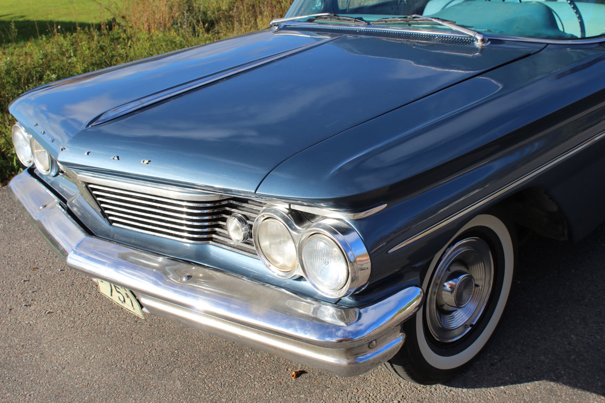 1960 frångick man den tvådelade grillen på Pontiac från 1959 men återtog det 1961 igen och hade det i många år sen.