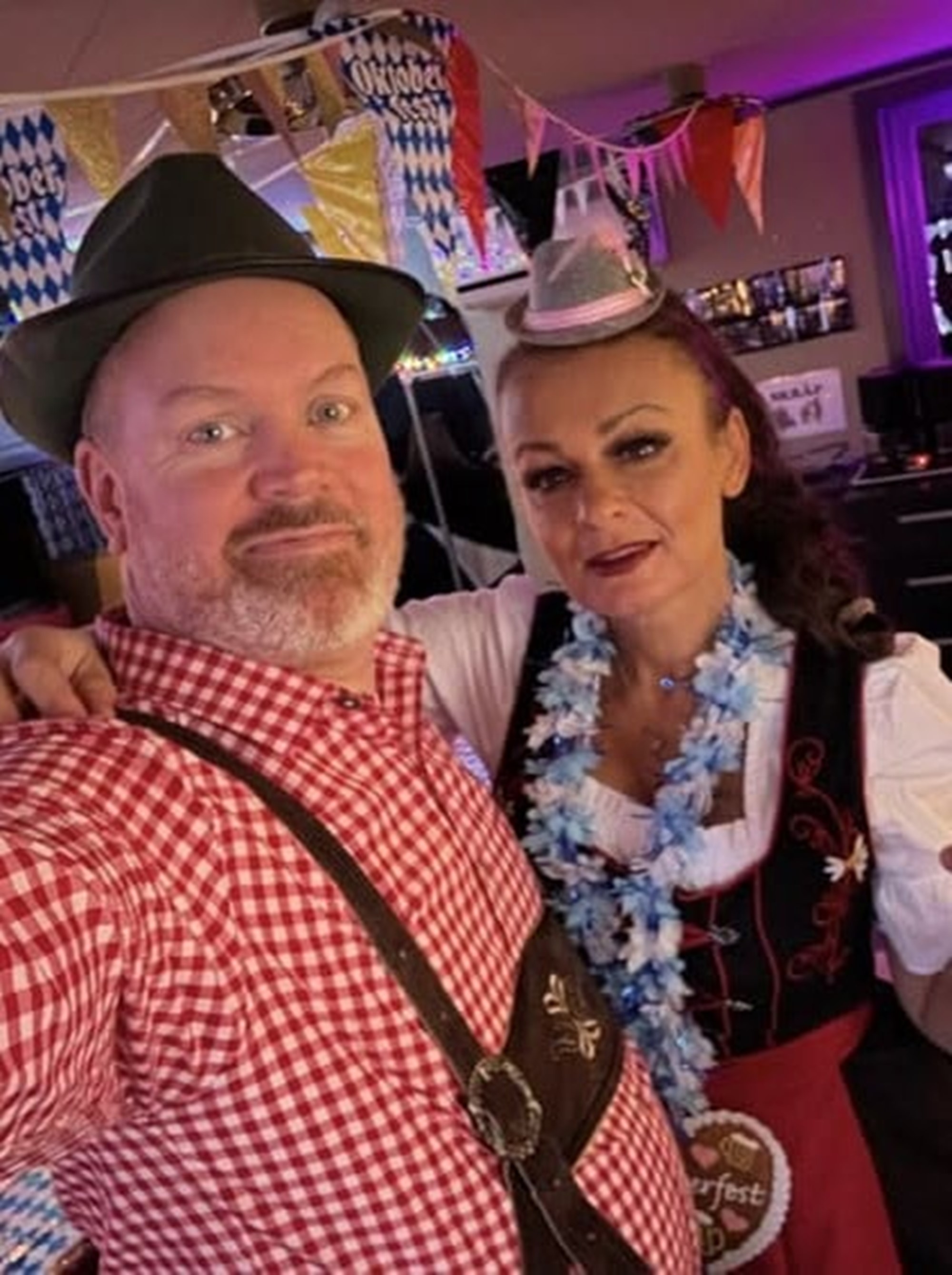 Travolta o Olivia eller Oktoberfest detta par gillar verkligen att spexa