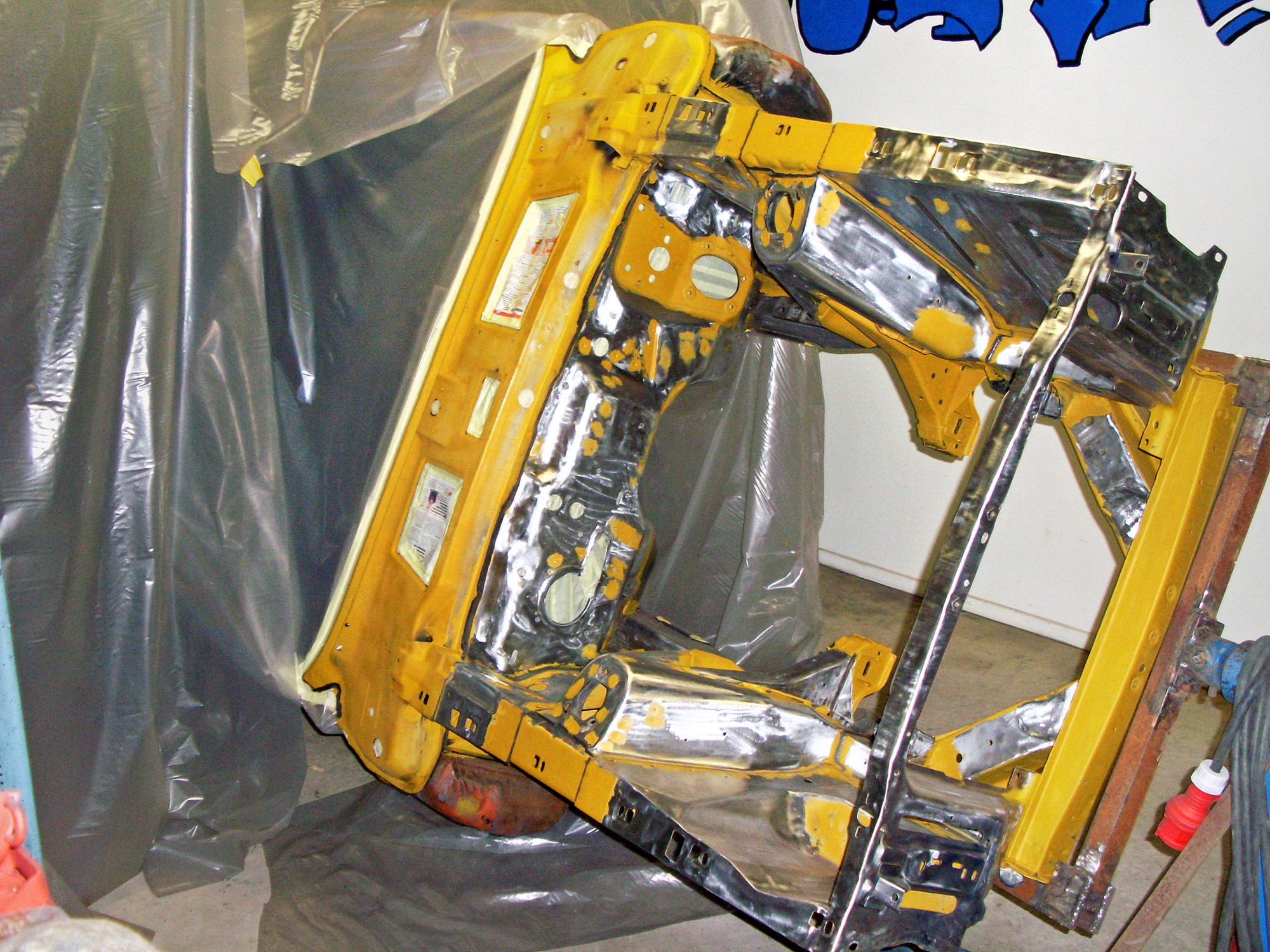 Plåten framför vindrutan har kommit på plats igen och motorrummet redo för rostskyddsgrund av typen Hagmans CA-Primer.