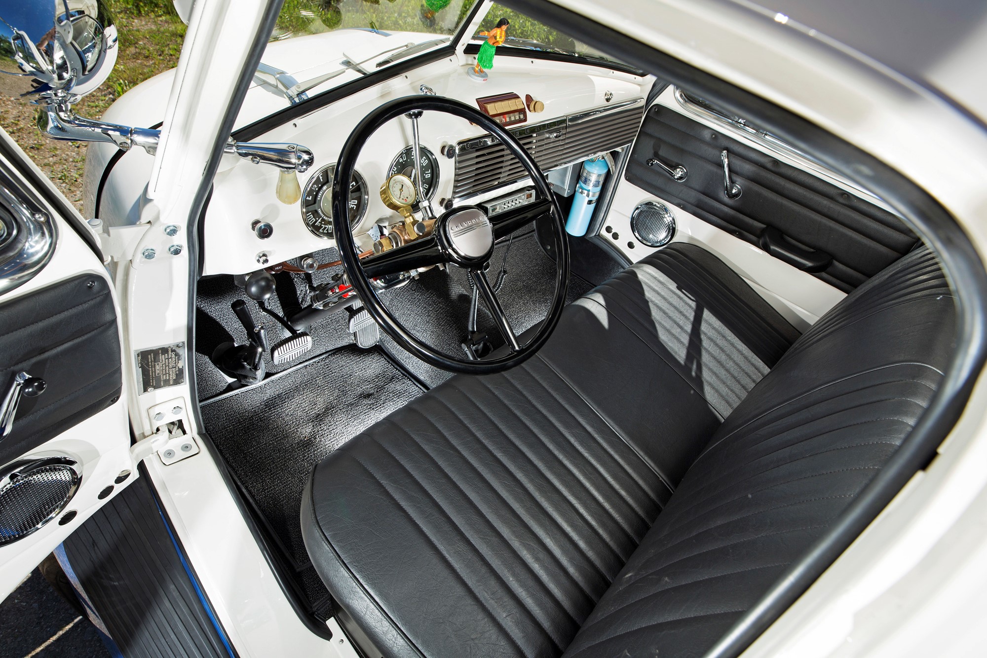 Invändiga dörrvevar, handtag samt alla rutor är samma som den mindre pickisen och nytillverkas. Mätarna ser likadana ut men har olika teknik.