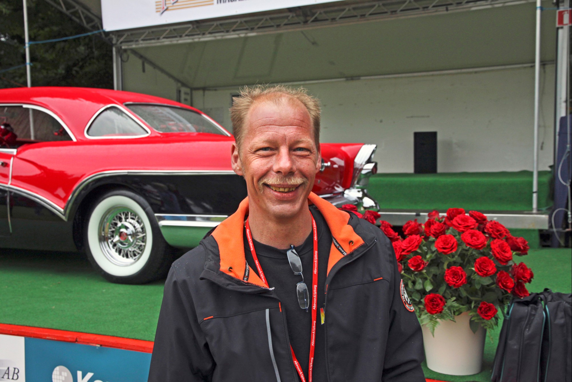 Peter Karlsson från Jönköping som har lackerat Charlotts Buick -57 var givetvis på plats i Ronneby.