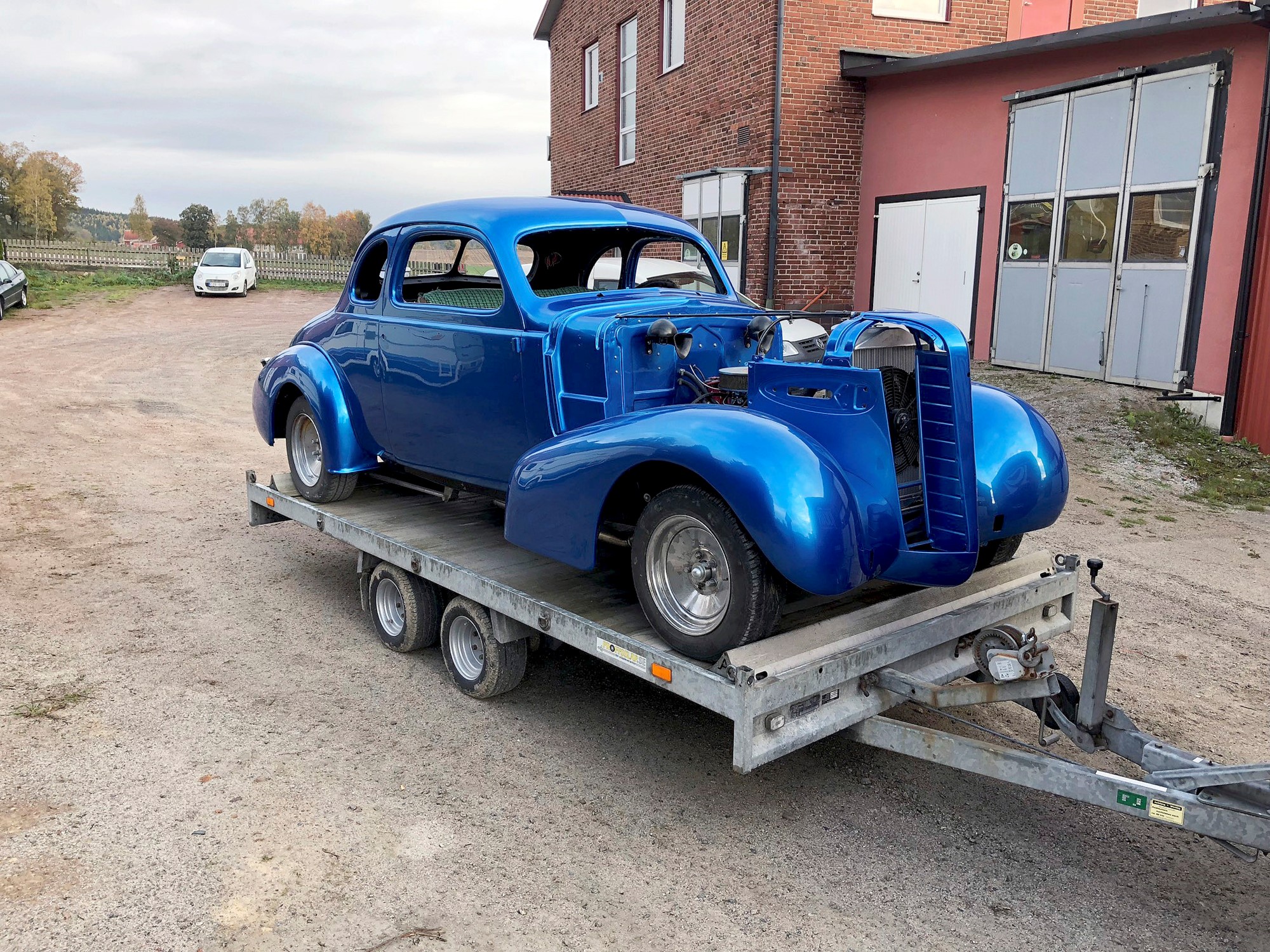 Bilen på väg hem från Gränums Lackcenter. Den blå kulören som är Sikkens Jamaica Blue hittade Anders hos ett lastbilsåkeri.