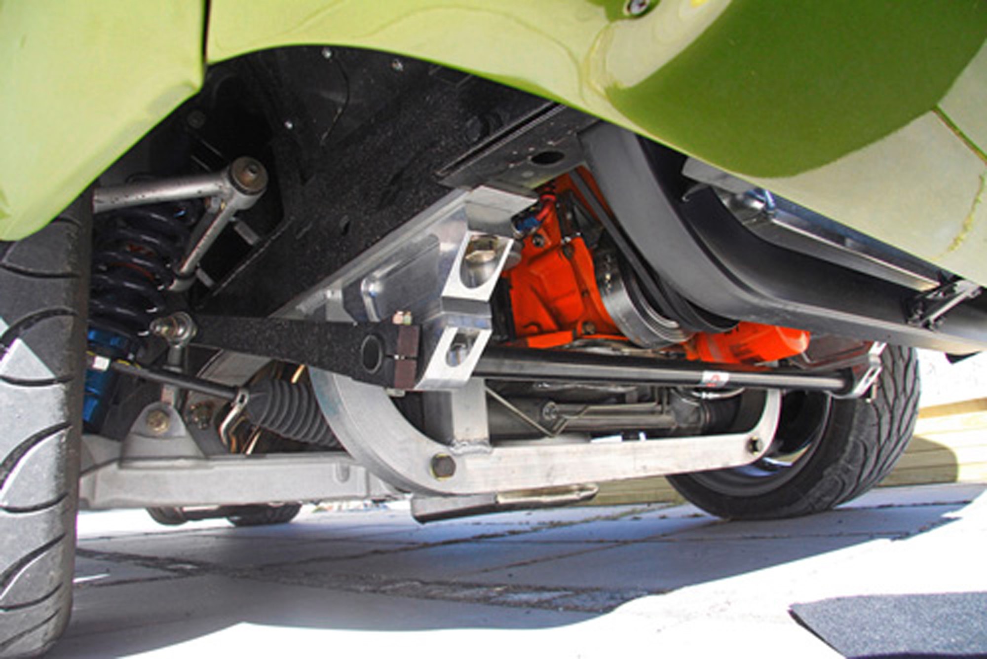 XV Motorsports framvagn är gjord i aluminium. Motorn monteras först i rambalken innan alltsammans lyfts på plats uppåt. Millimeterpassning mellan hedders och de ombyggda fjädertornen.