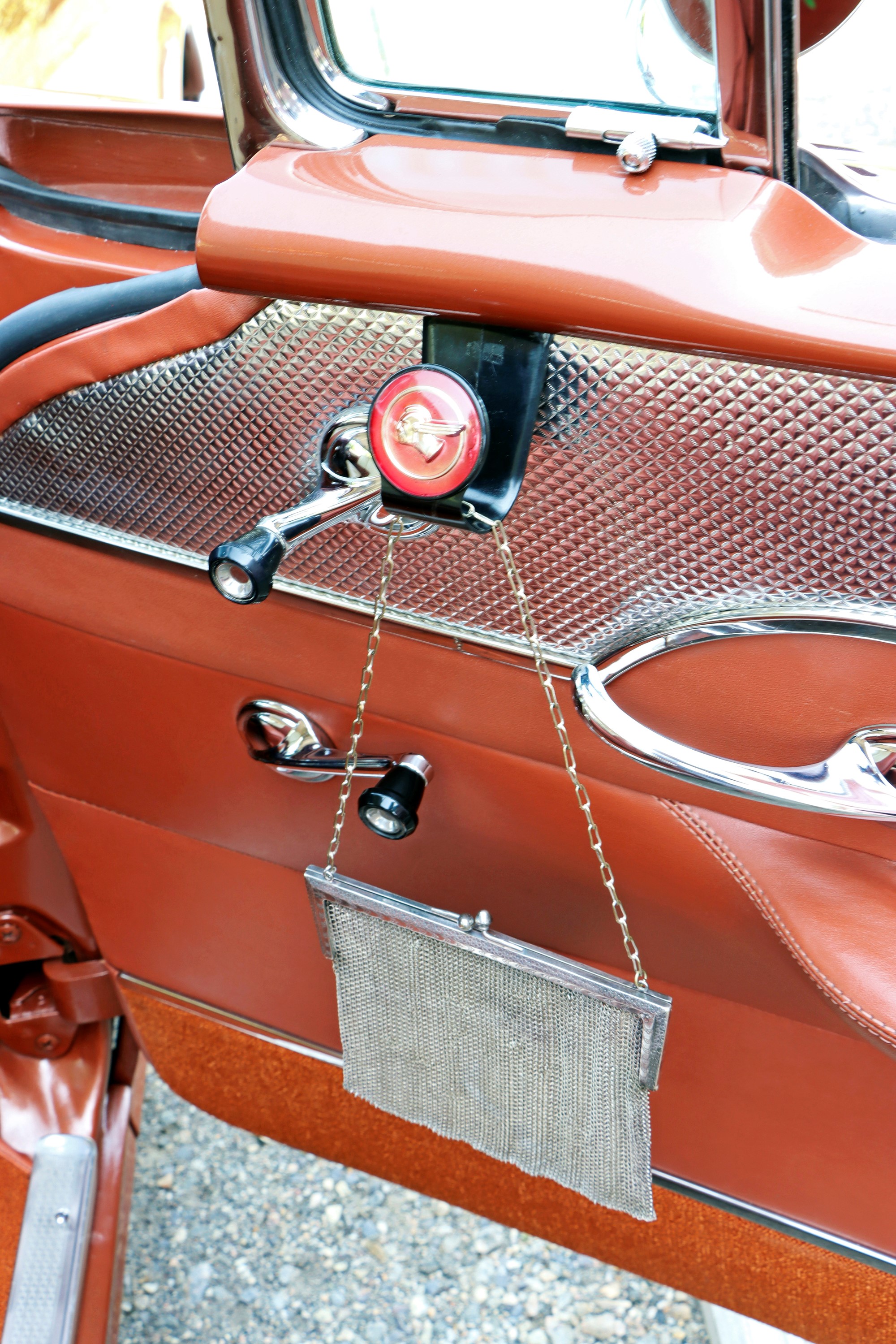 Även väskhållaren (purse holder) är ett originaltillbehör som Pontiac erbjöd kunden. Notera indianen på fästet!