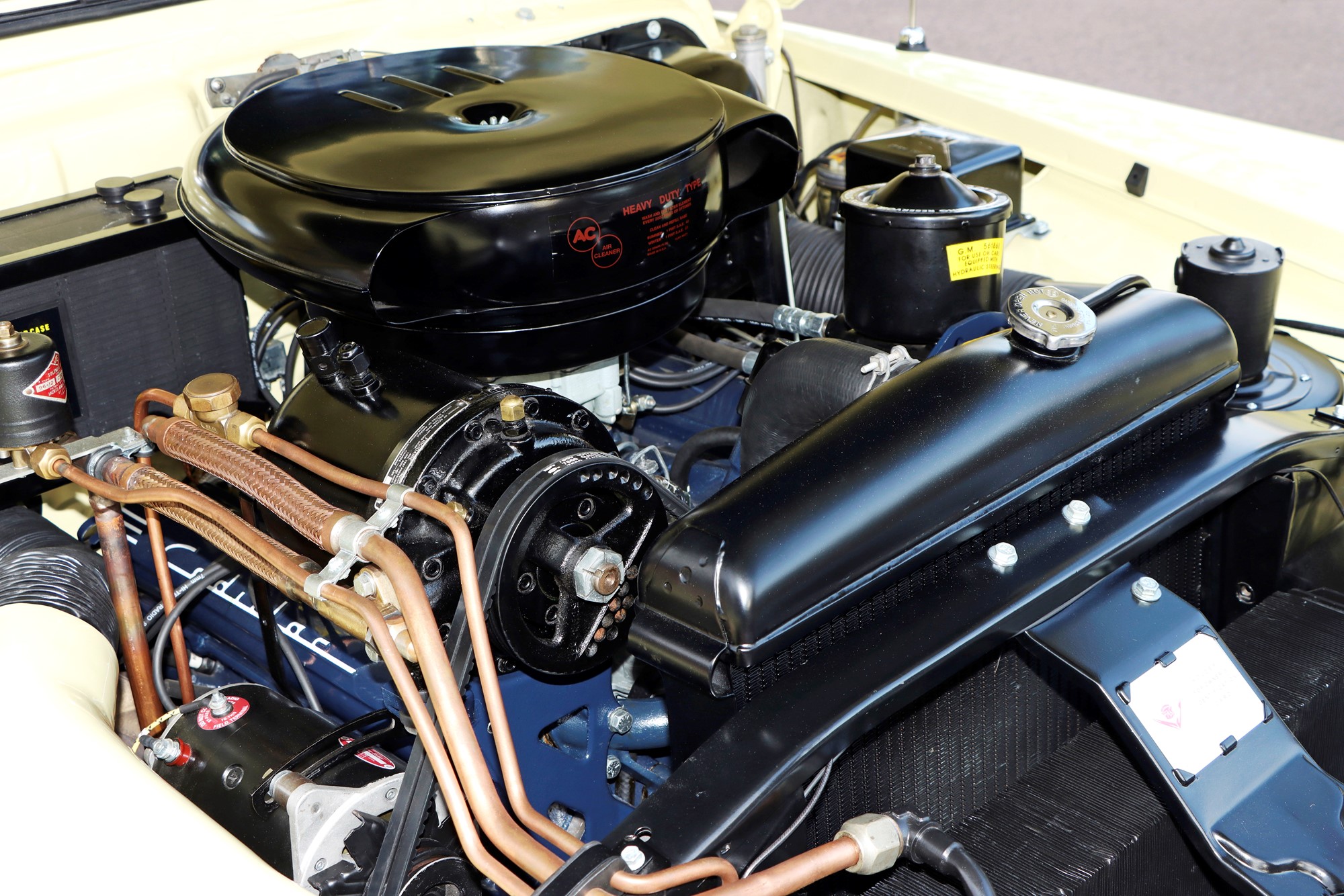 Motorutrymmet erövrade en pokal på Elmia i påskas. Kopparrören till ac:n är originalet som gjorts iordning. Jodå, allt fungerar då även kompressorn renoverats. 331-motorn var renoverad men ej ihopsatt vid inköpet.