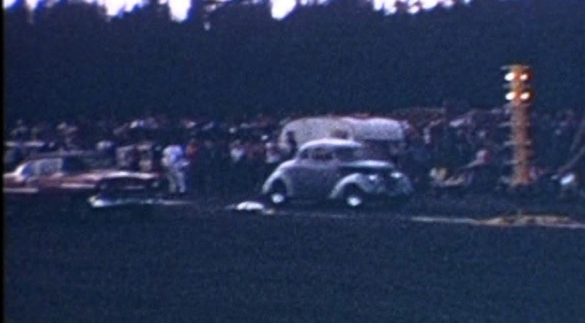 En liten suddig bild från The First Go på Anderstorp 37 an tävlar mot en Röd och mörk blå 55a chev