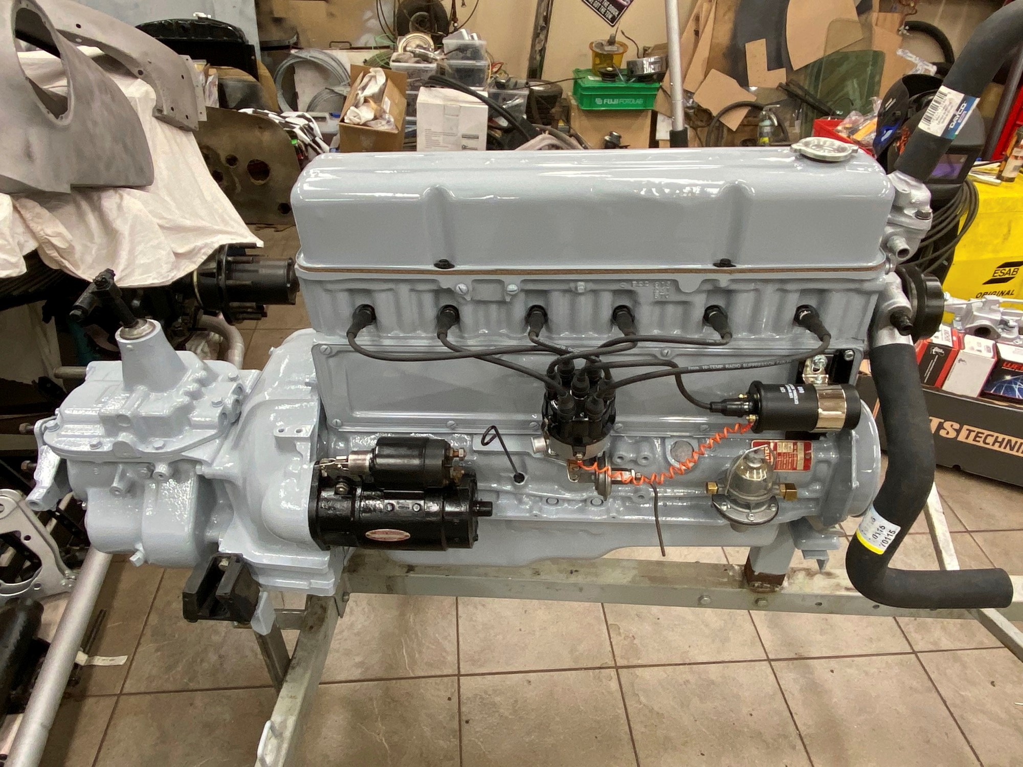 Motorn är samma 235:a som satt i personbilarna.