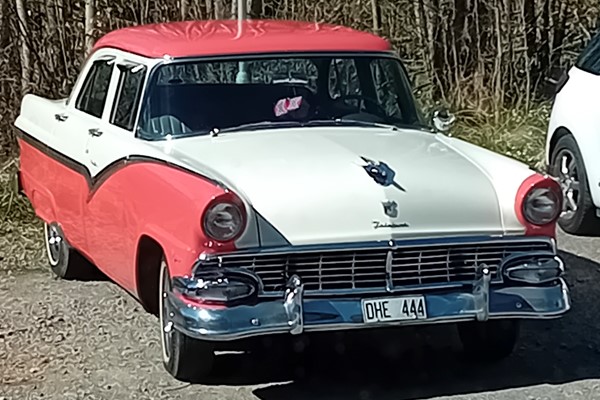 Ford Farlilane town sedan