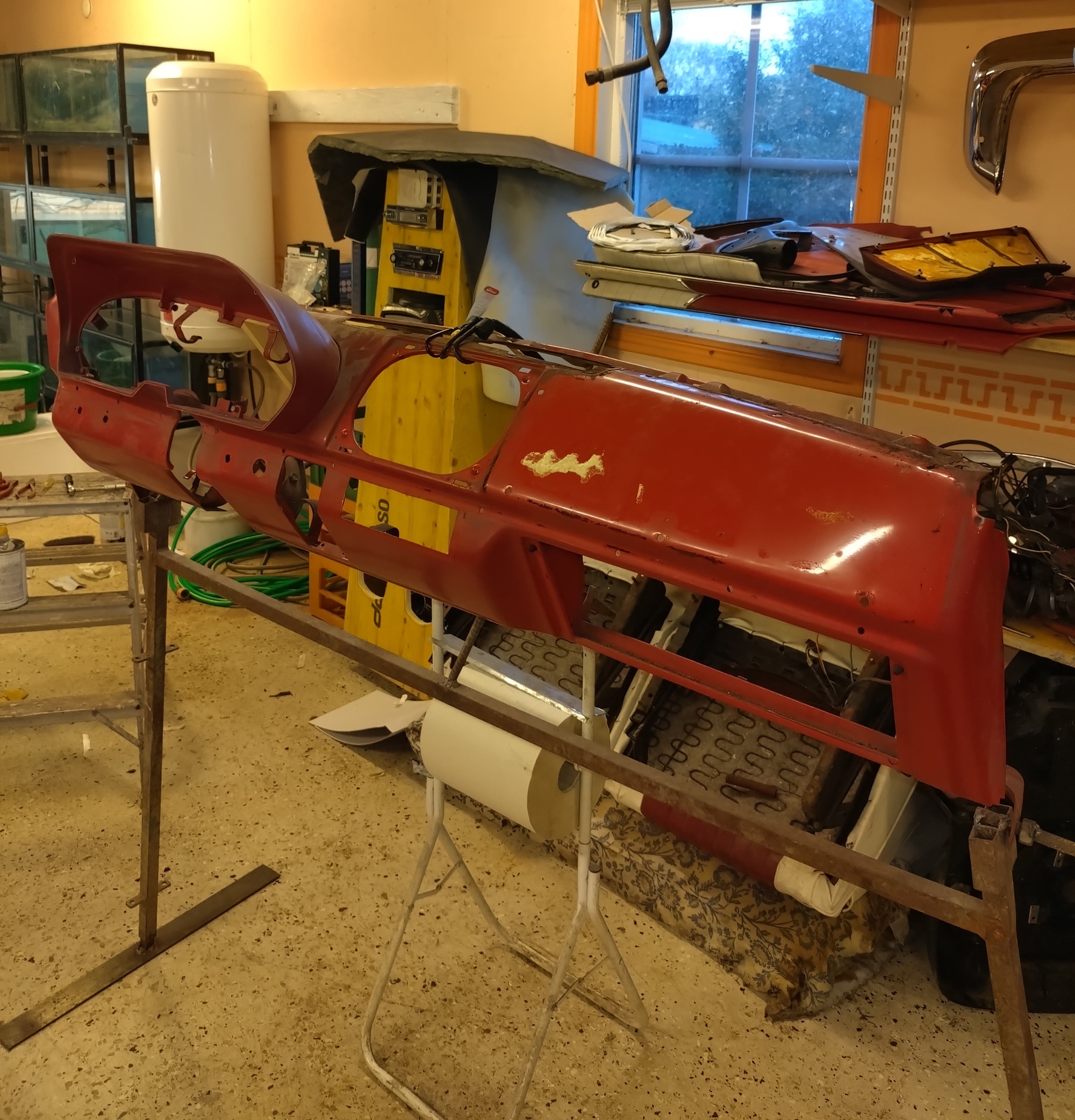 Instrumentbrädan urplockad för renovering