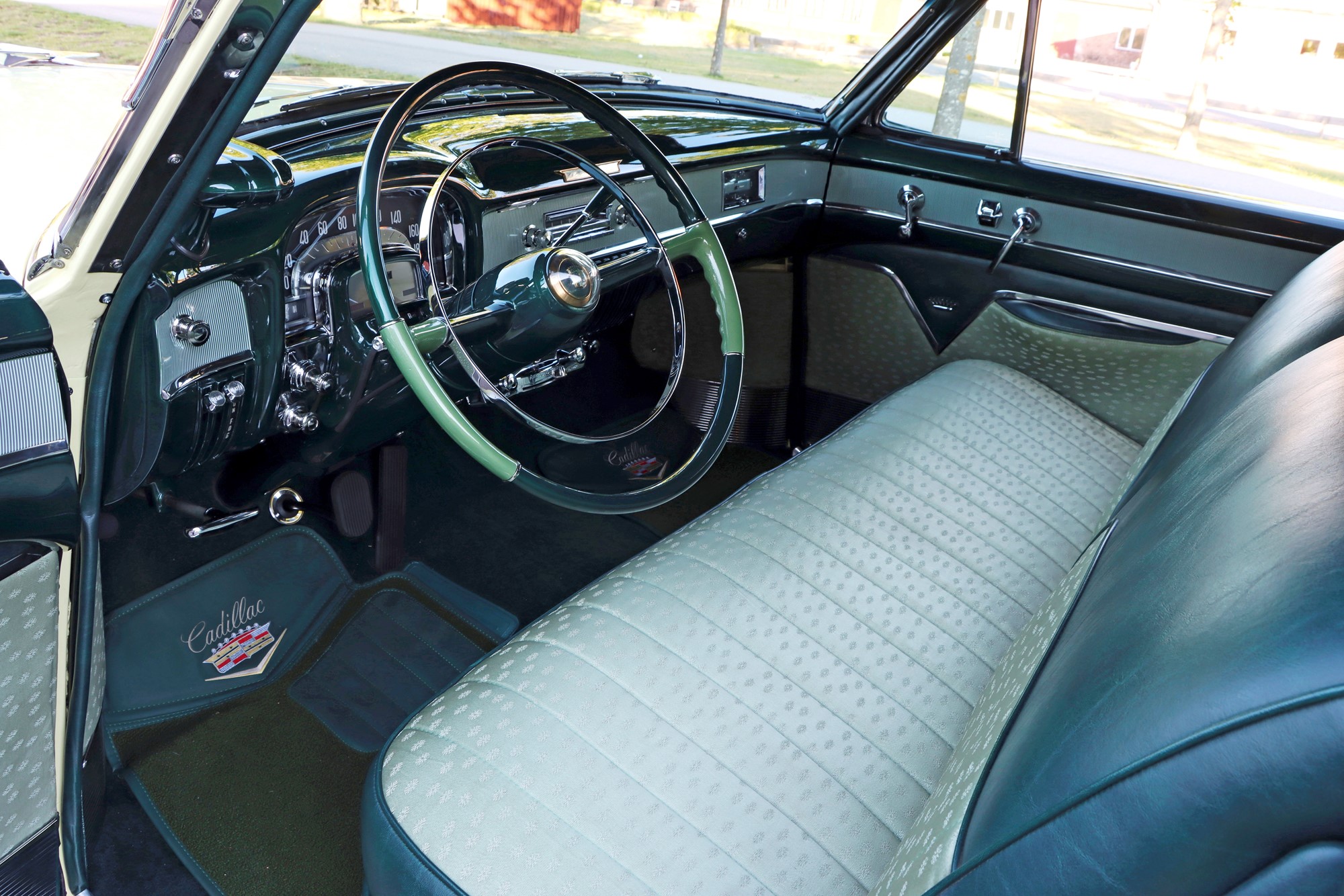 Sätesklädseln var i perfekt skick och behövde endast rengöras. Även innertaket är det ursprungliga.