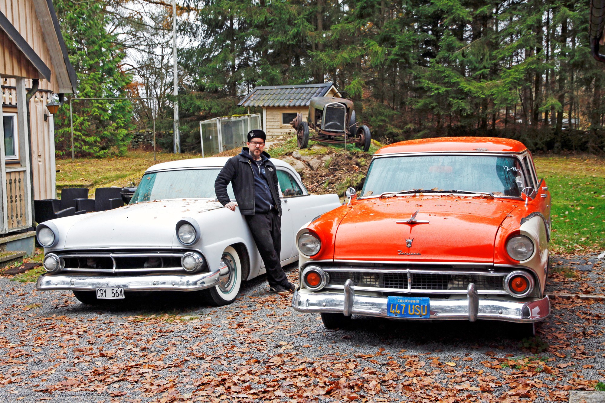 Den gråa Forden från 1955 är en Customline som Daniel ägt under ett flertal år. Den andra 55:an var en av de tre bilar som samsades i containern från USA. Trädgårdskonsten i bakgrunden är en gammal svensk EPA-traktor byggd på en A-Ford.
