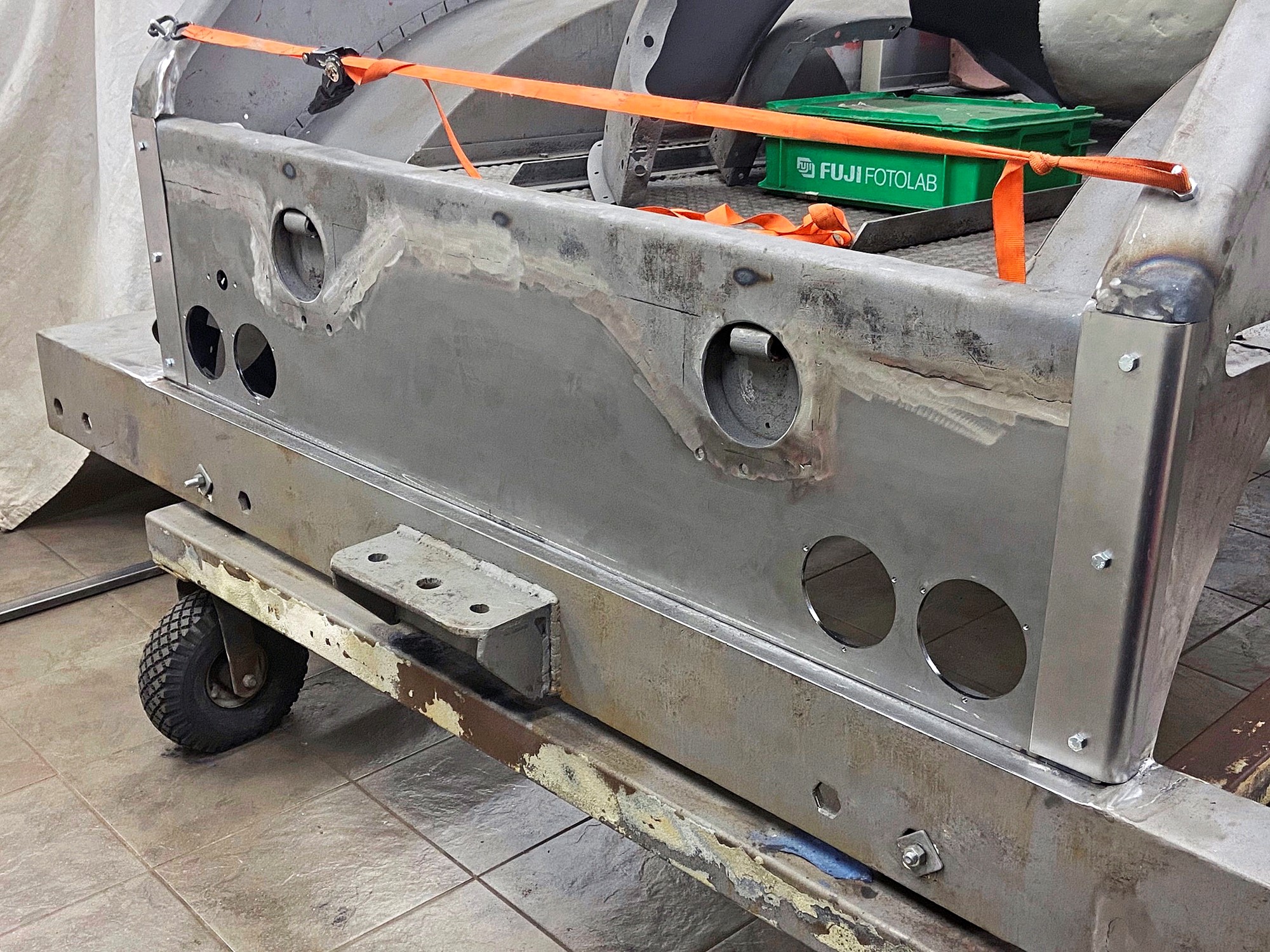 Den bakre plåten är nygjord och laserskuren i 8-millimeters plåt.