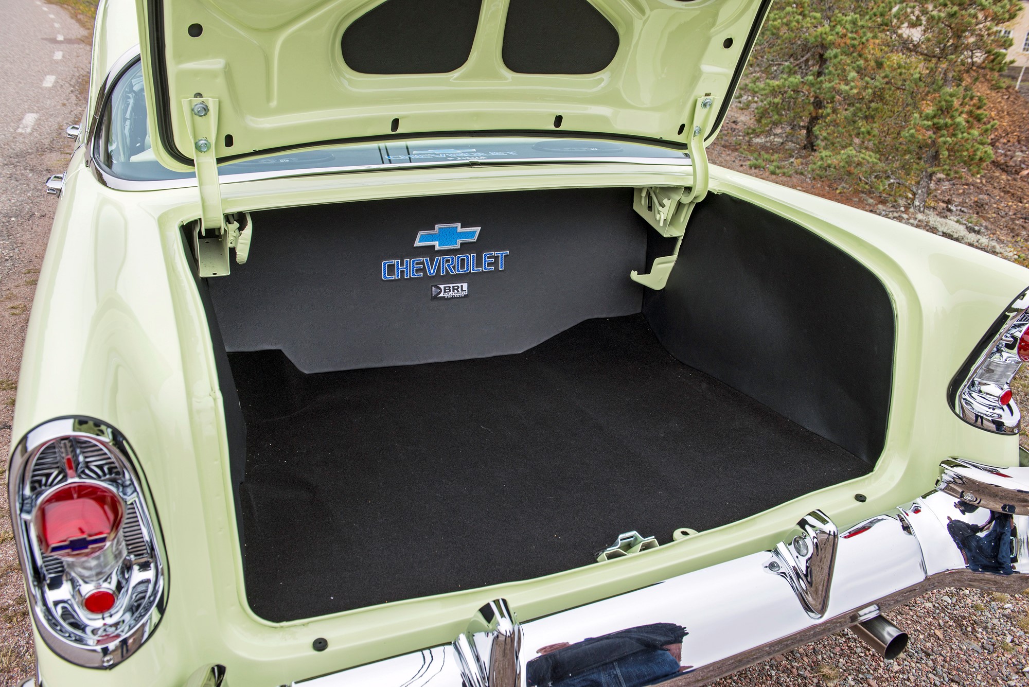 Kompressor och tank till luftfjädringssystemet har placerats under hatthyllan och är dolda bakom en skiva i bagagerummet.