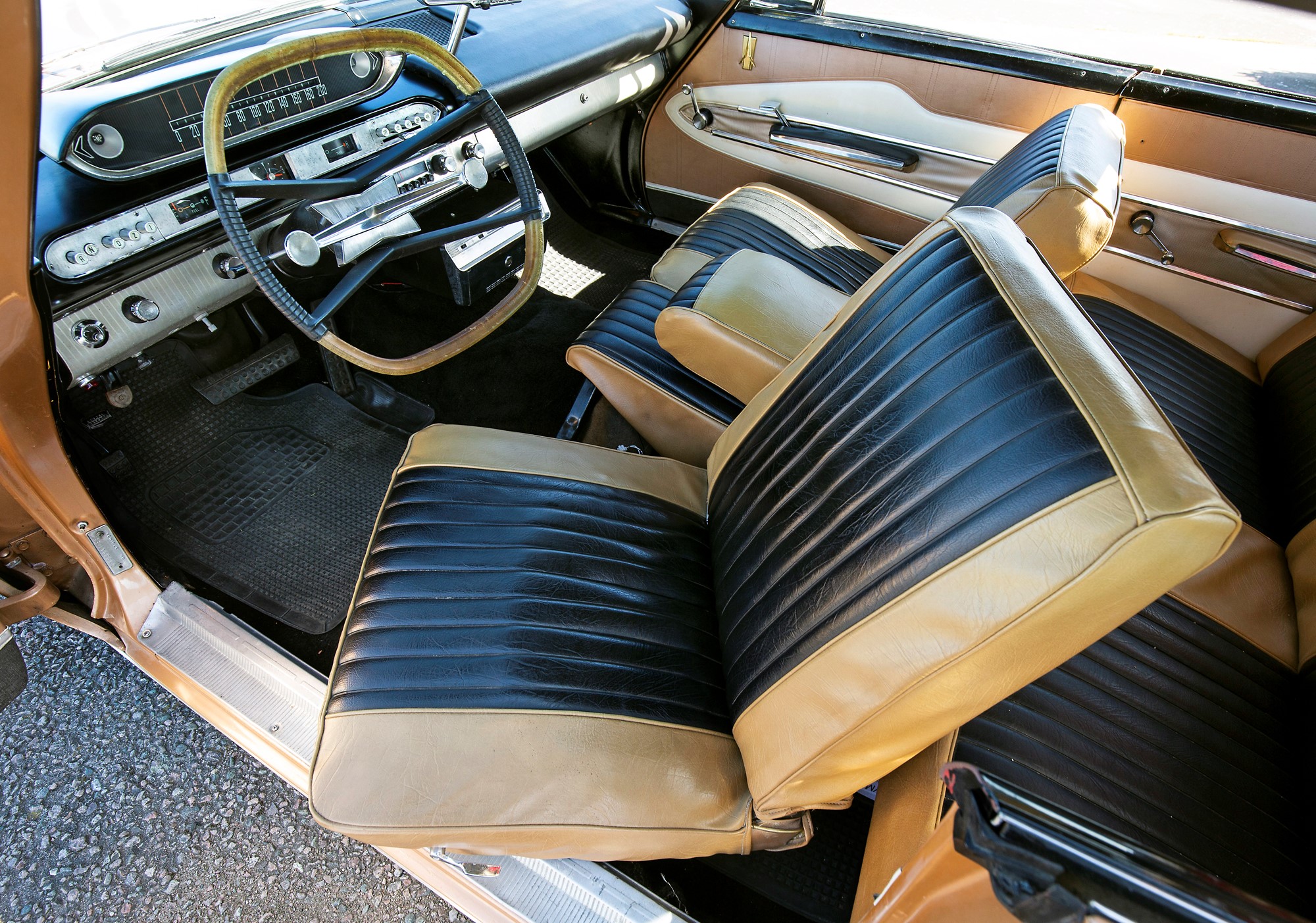 Så kallade Swivel Seats var tillval och har suttit i Furyn sedan den var ny. Fanns både med automatik där stolen vred sig när man öppnade dörren samt en manuell variant. Jans bil har den senare funktionen.