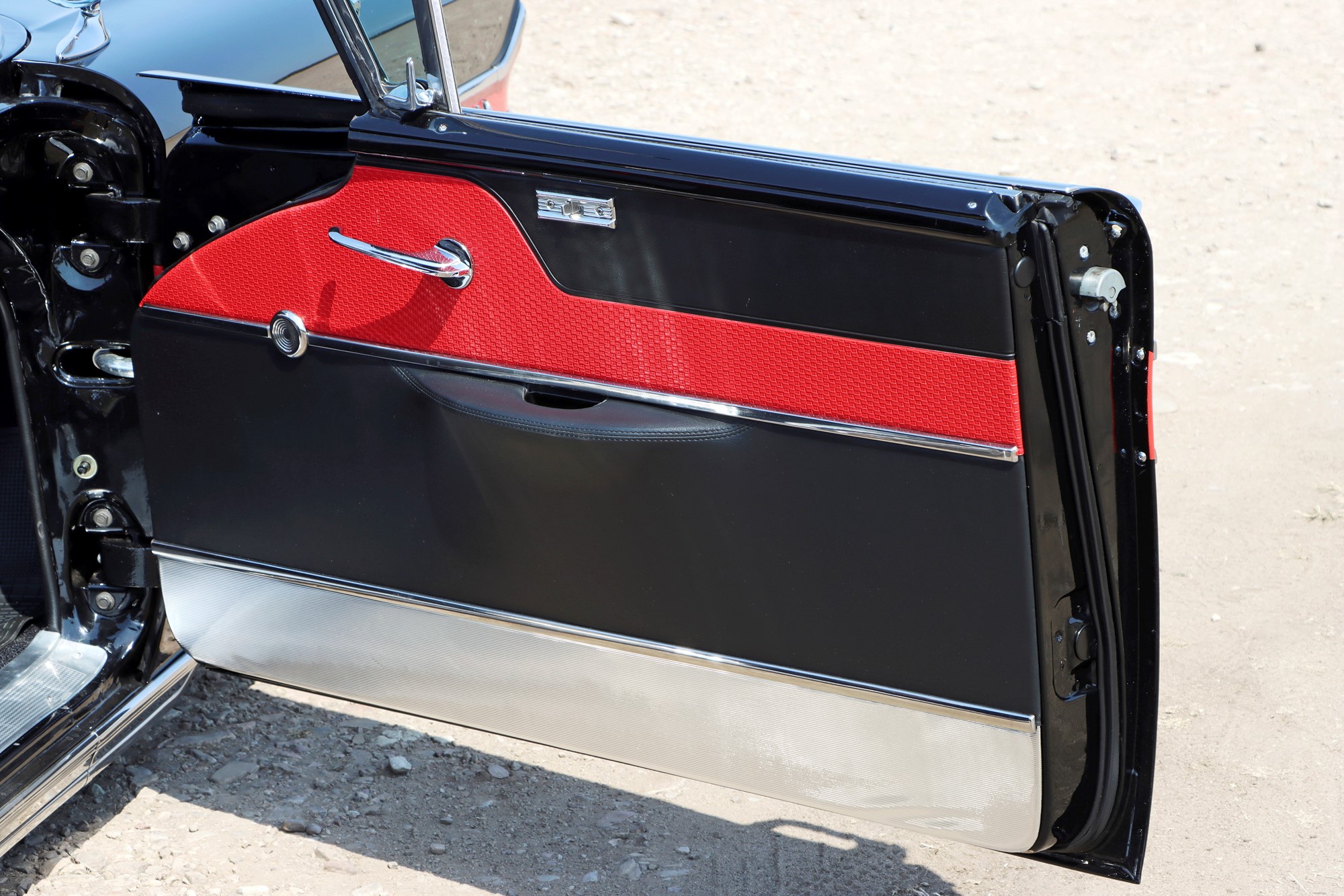 Dörrsidorna med de unika pressningarna är ett verk av Weine Karlsson. Tony har tillverkat stommarna