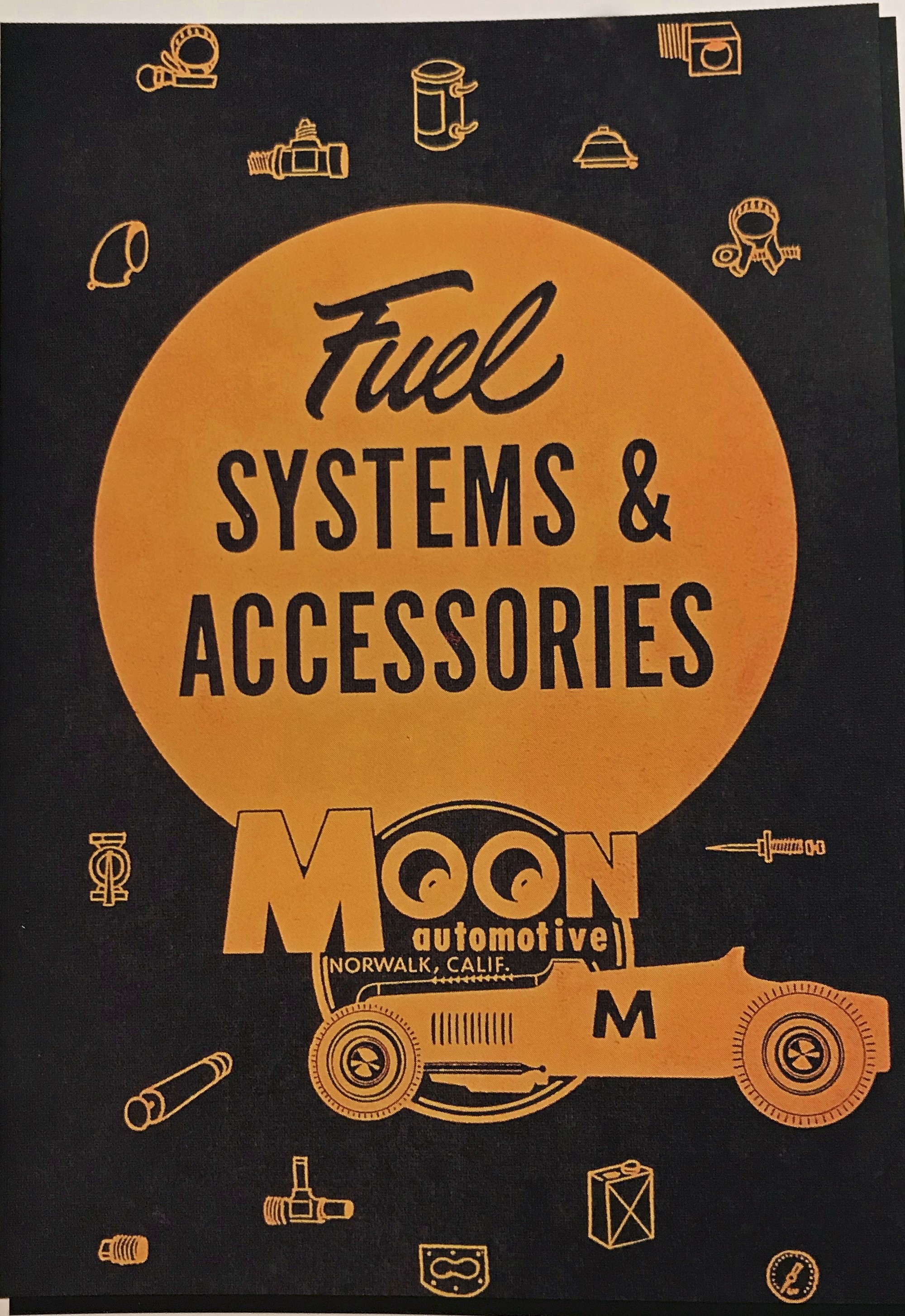 MOON EQUIPMENT SEDAN 1950-TALET har företaget tillverkat och sålt egna produkter till hojar och bilar från högkvarteret i Santa Fe Spring. 1955 tog man fram den första katalogen som hade 32-sidor med gaspedaler ventilkåpor, bränsletankar, insug, luftrenare och mycket annat.