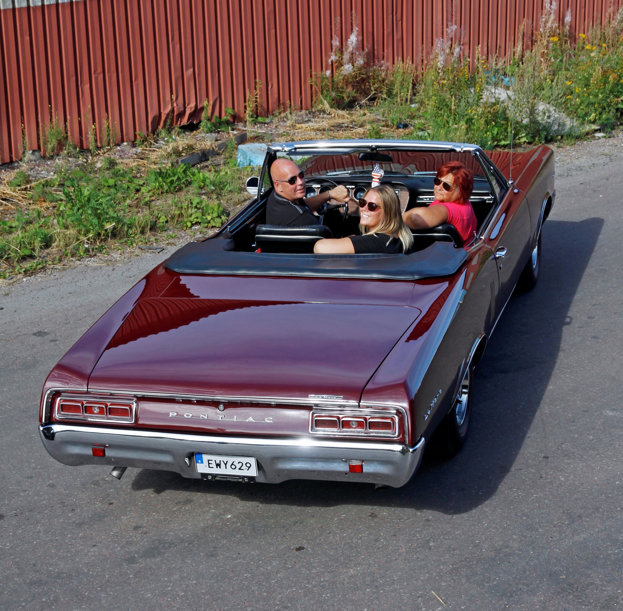 Tobba, Eva och dottern Emmelie Lif njuter av solen i den öppna Pontiacen från 1967. Egentligen letade familjen efter en GTO men när en LeMans Convertible med bara 4.500 mil på mätaren blev till salu borta i USA var det bara att slå till.