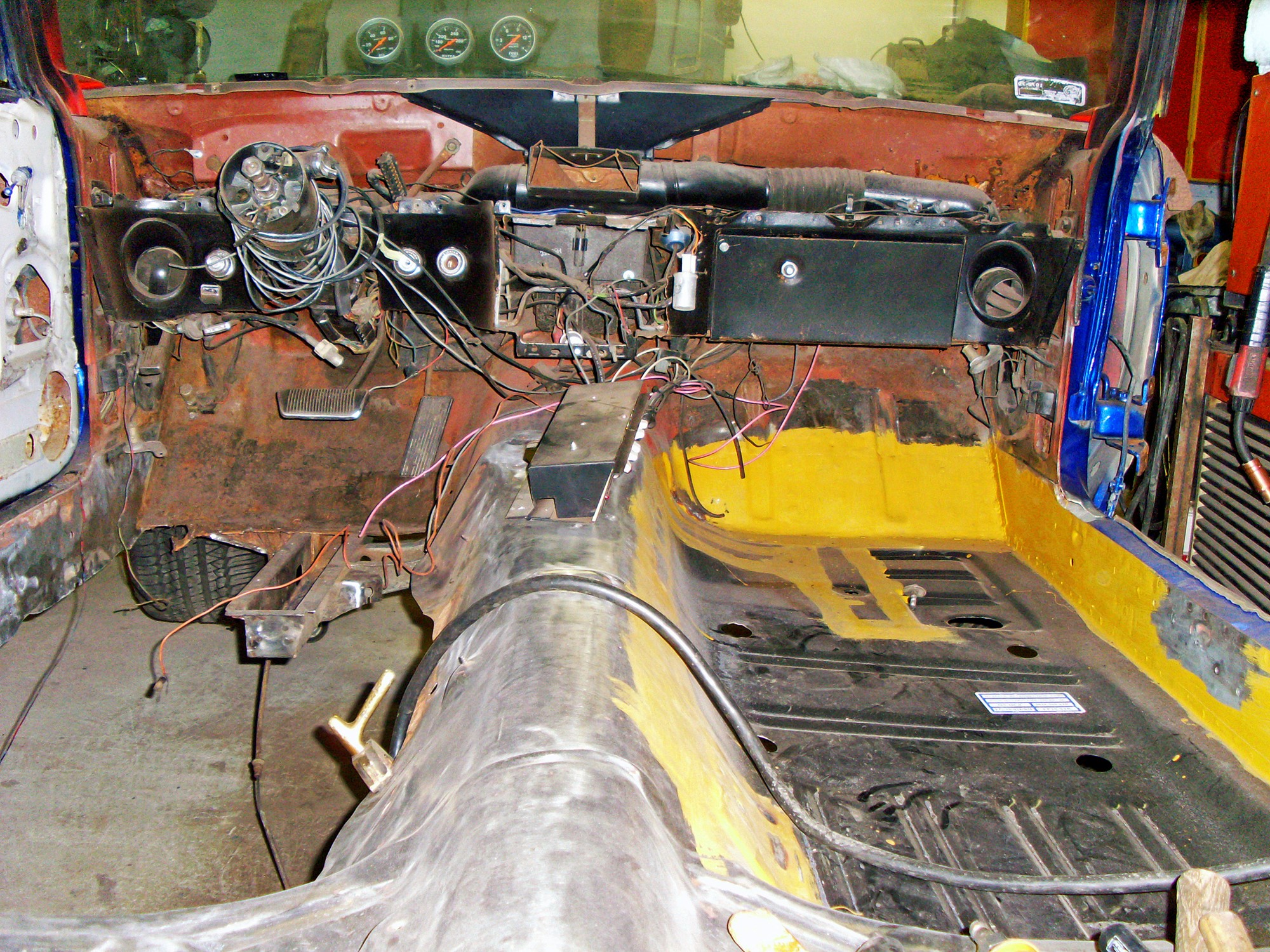 Interiören är till stora delar bortplockad. Det mesta av golvet har ersatts med ny fräsch plåt inköpt från VP Autoparts i Fristad.