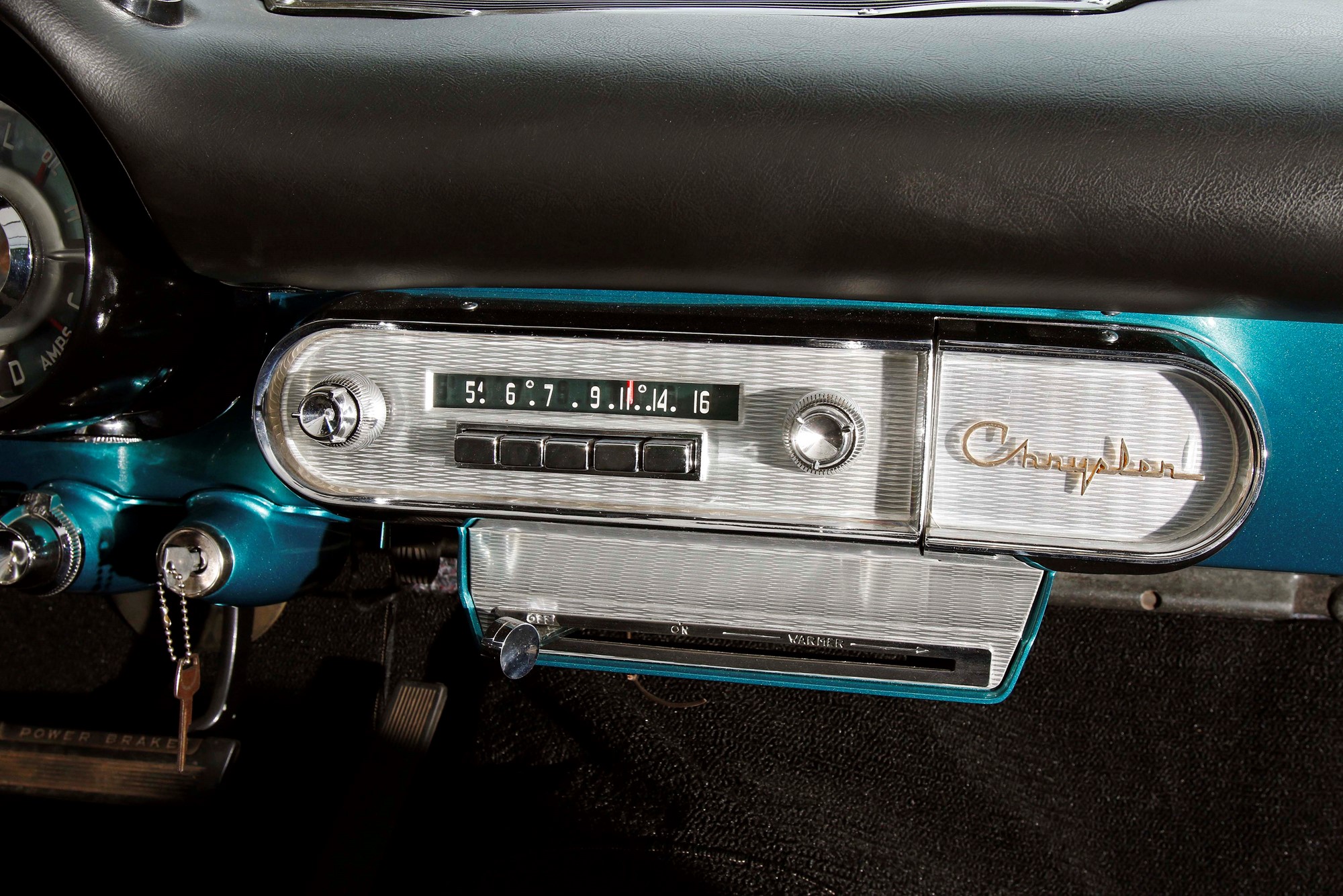 Även i en Chrysler var radion ett tillval som man fick betala extra för. Reglaget under är till värmepaketet och innanför Chrysler-loggan finns en askkopp.