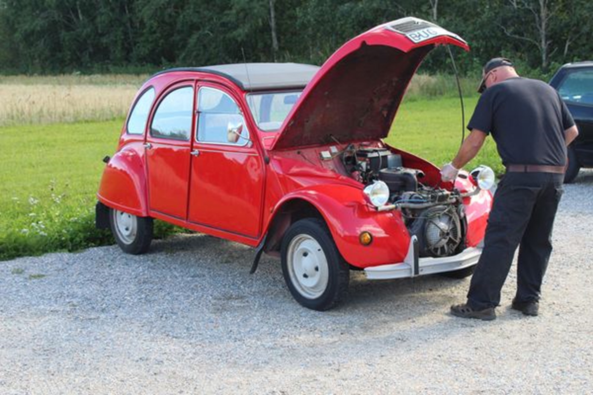 Även kundbilarna i den verkstad Lars driver ser ut att vara från 50-60 talet men skenet bedrar detta är en 90 talare.