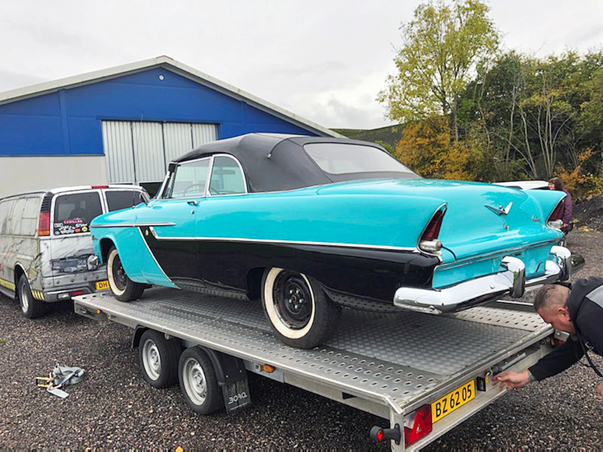 Senaste tillskottet anlände precis från Danmark. Det är en välskött Plymouth Belvedere Convertible -55 som Östen jagat länge.