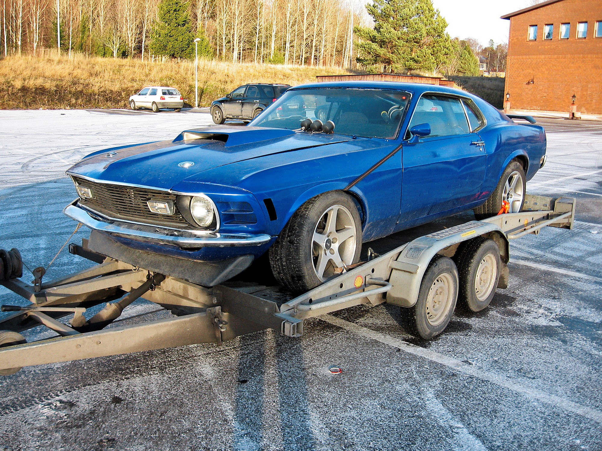 Det är november 2007 och Christer har precis fått hem sin Ford Mustang SportsRoof -70 från Oklahoma. Boss 429-huv, störtbur och extra mätare framför vindrutan avslöjar att bilen använts vid olika tävlingar borta i USA.