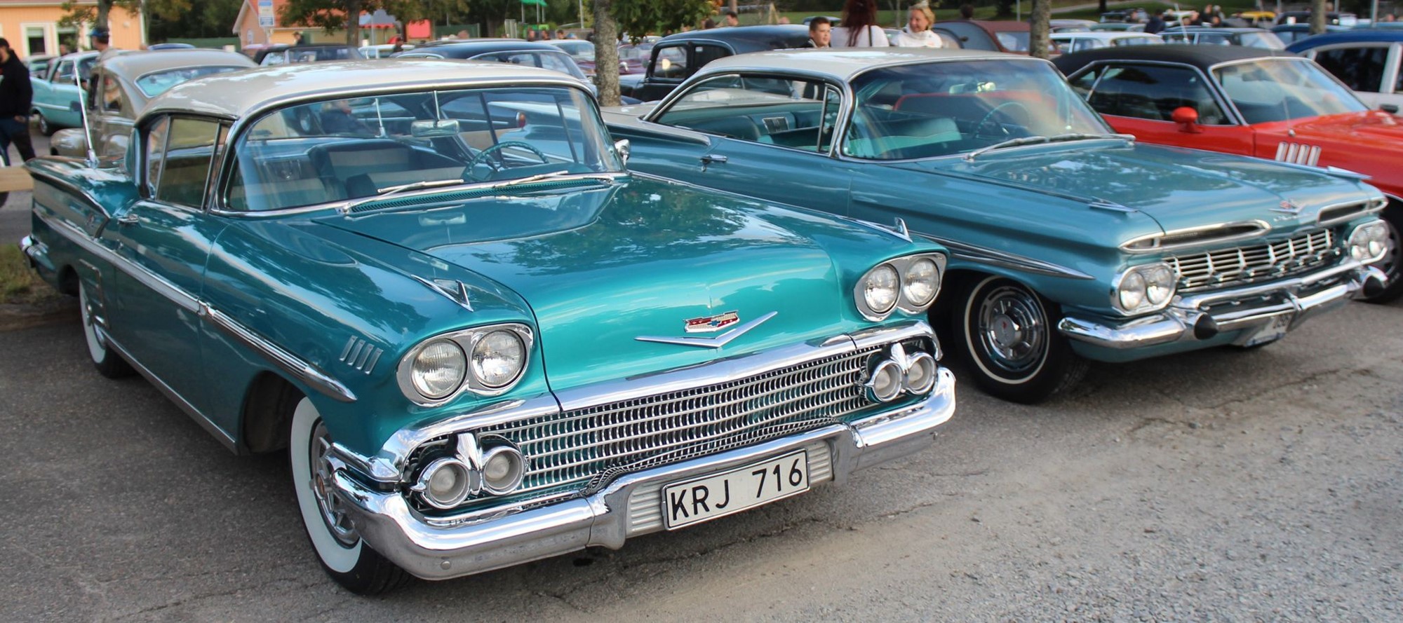 Inte hel fel med en 1958 och 1959 Impala i snarlika färger bredvid varandra. Christer Abrahamsson äger 58an och Sven Dehlin äger 59 an