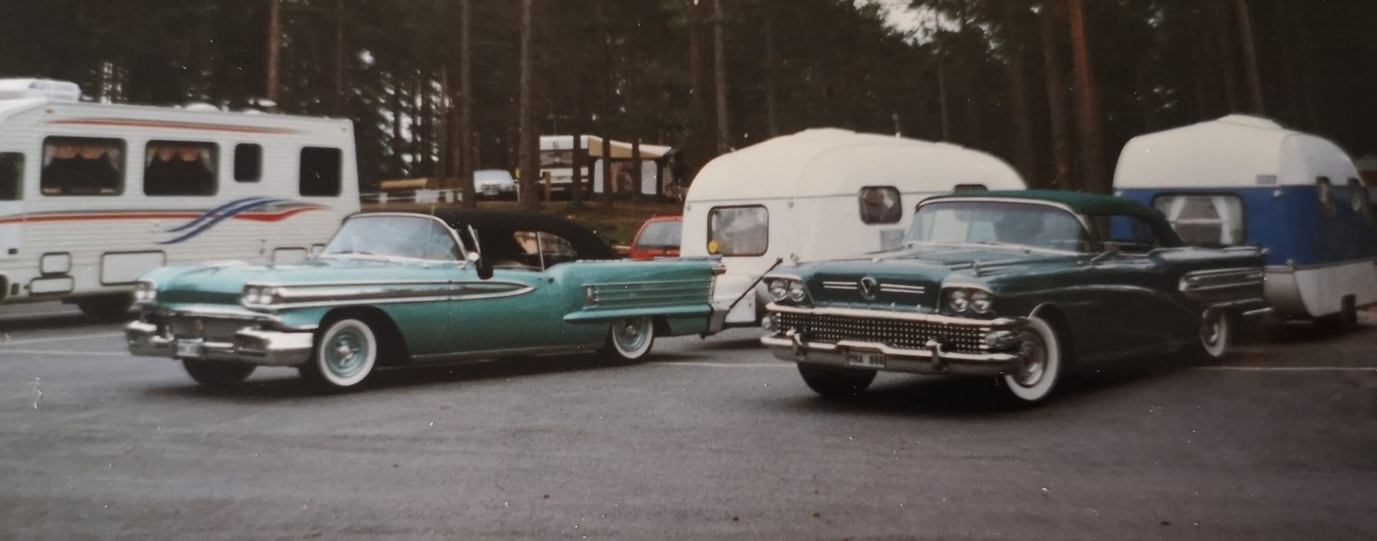 Vanliga Svensson åker Saab eller Volvo på semester det gör inte jänke intresserade personer då åker man som Börje med kompisar 58a Buick och Old cab med husvagn