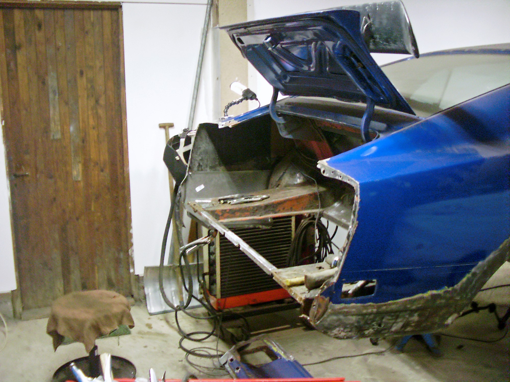 Det visade sig att Mustangen var rejält rostig och krävde massor med jobb. Även plåten mellan bakljusen har bytts ut.