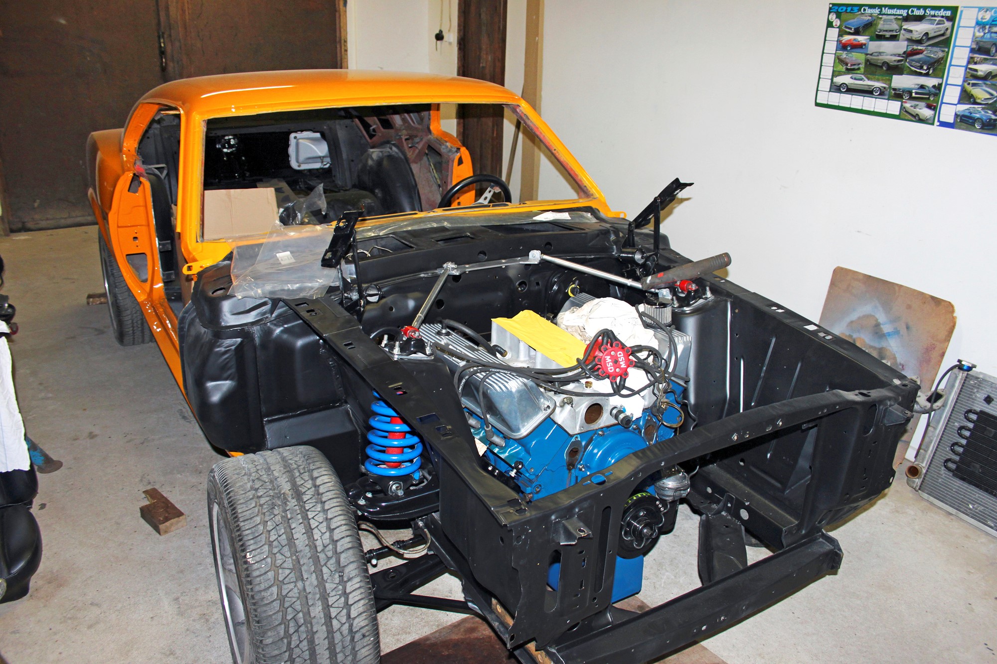 Så är 428-maskinen åter på plats i ett något fräschare motorutrymme. Det var nu det roliga började – arbetet med att montera dit alla prylar.