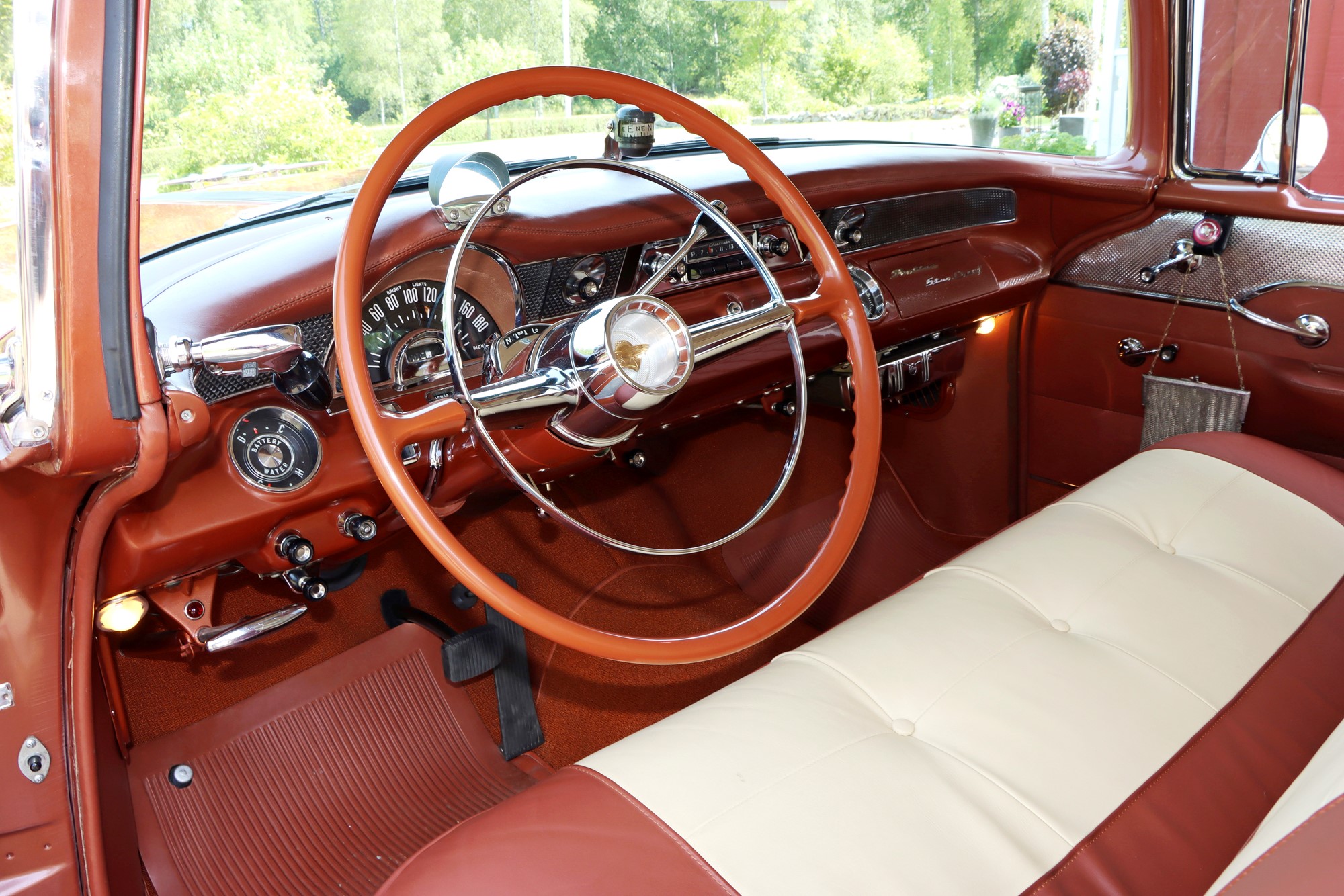 Prisman som sitter på instrumentbrädan gör så att föraren kan se trafikljusen som kepsen skymmer.